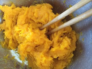 7、日式南瓜挞,南瓜去皮去籽洗净蒸熟，搅成糊状