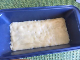 10、日式南瓜挞,把面团取出，按在模具里，压平整