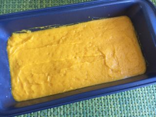 12、日式南瓜挞,倒入南瓜糊，用力震一下模具，震出大气泡