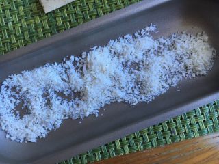 14、日式南瓜挞,椰蓉取适量摊开在模具里