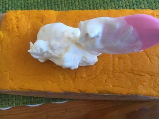 20、日式南瓜挞,把奶油涂抹在南瓜挞表面，略厚一些