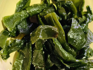 1、海带筒骨汤,海带结，待用；