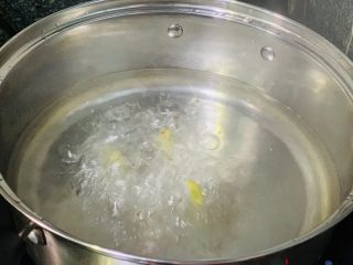 5、海带筒骨汤,大火烧开；