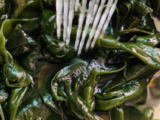 8、海带筒骨汤,海带结用清水清洗；