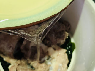 12、海带筒骨汤,加适量清水；