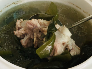 18、海带筒骨汤,时间到，香喷喷的汤就可以出炉；