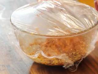 3、酥皮鲜肉月饼,包上保鲜膜放冰箱冷藏