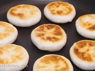 16、酥皮鲜肉月饼,翻面之后盖上锅盖继续煎8分钟