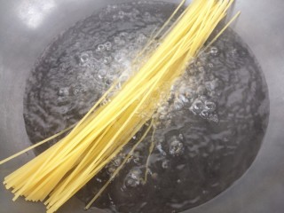 1、鸡肉香菇黑胡椒意面,锅里先烧开水，把意面放进去煮。一定要水烧开，再放意面。