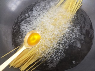 2、鸡肉香菇黑胡椒意面,煮的过程中加一勺橄榄油。