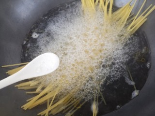 3、鸡肉香菇黑胡椒意面,再加一勺盐。