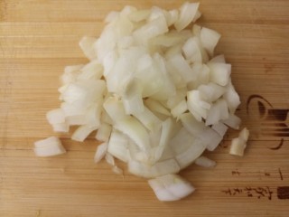 4、鸡肉香菇黑胡椒意面,把洋葱切成碎丁。