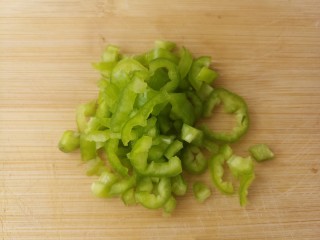 5、鸡肉香菇黑胡椒意面,再把青椒切成碎丁。