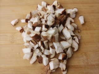 6、鸡肉香菇黑胡椒意面,香菇也切成碎丁。