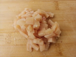 7、鸡肉香菇黑胡椒意面,鸡肉切碎丁。