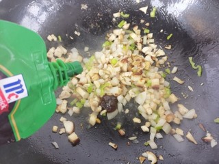 11、鸡肉香菇黑胡椒意面,再加入一勺左右的黑胡椒酱。