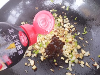 12、鸡肉香菇黑胡椒意面,再加入一勺左右的意大利面酱。