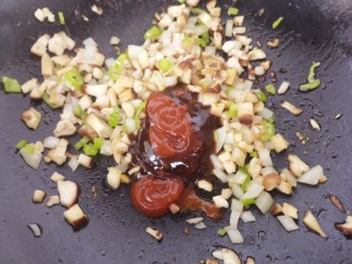 13、鸡肉香菇黑胡椒意面,然后开始翻炒。