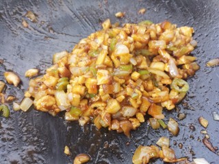 14、鸡肉香菇黑胡椒意面,翻炒均匀之后，意大利面酱就做好了。