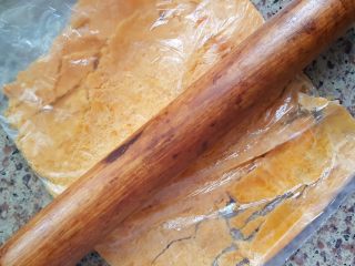 2、广式月饼~金沙奶黄馅儿,2．蛋黄装在保鲜袋中，用擀面杖辅助碾压碎。