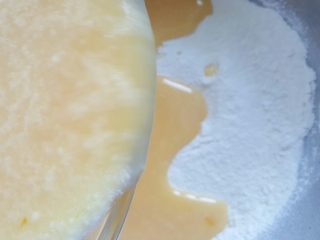 6、广式月饼~金沙奶黄馅儿,6．倒入过筛好的粉类中。