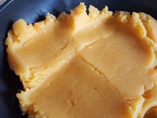 9、广式月饼~金沙奶黄馅儿,9．全程小火，用铲子不断的翻拌，防止糊底，炒至成团后再多炒几分钟，月饼馅要稍干一些。