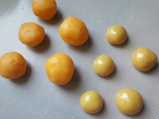 13、广式月饼~金沙奶黄馅儿,13．50克的月饼模具：15克皮，35克馅；75克的月饼模具：22克皮，53克馅。（当然多一点点也无所谓啦），对应的分好皮和馅，称量准确后备