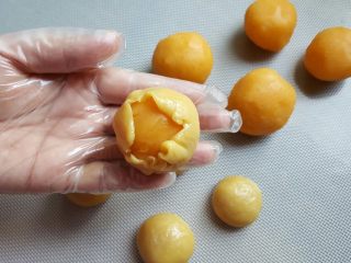 16、广式月饼~金沙奶黄馅儿,16．用皮包住馅料，中间最好不要留有空隙。