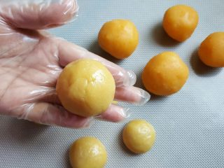 17、广式月饼~金沙奶黄馅儿,17．用虎口收紧月饼皮。