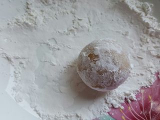 18、广式月饼~金沙奶黄馅儿,18．月饼包好后，放在玉米淀粉中滚一圈沾满淀粉防粘。