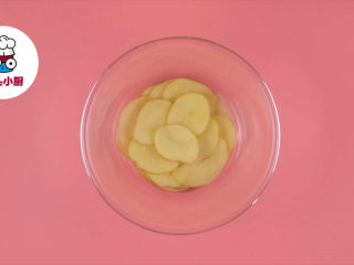 1、土豆培根玫瑰花卷,洗净的小土豆1个，切薄片装碗