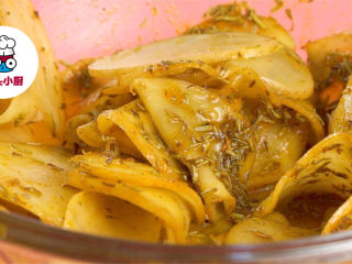 2、土豆培根玫瑰花卷,加入橄榄油10ml、百里香碎3g、迷迭香碎3g、咖喱粉4g、黑胡椒粉1g、盐3g，搅拌均匀