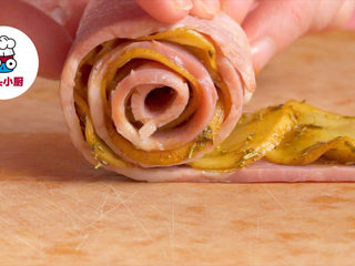 3、土豆培根玫瑰花卷,培根2条叠加铺开，叠放上土豆片，卷起