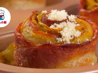 5、土豆培根玫瑰花卷,取出，撒上百里香碎、芝士粉