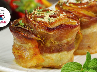 6、土豆培根玫瑰花卷,再次放入烤箱，200℃烤制5-10分钟，取出即可享用