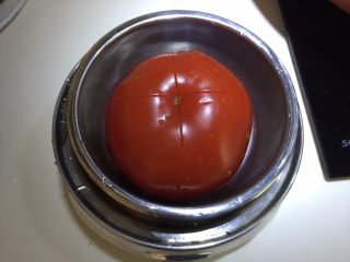 2、日式双茄意面,番茄表皮划十字放入蒸锅里