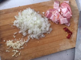 5、日式双茄意面,洋葱切碎、培根切块、蒜瓣切末、小辣椒切块