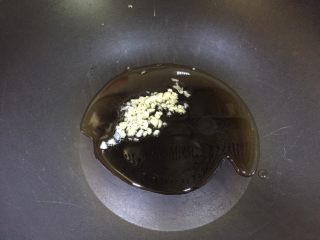 6、日式双茄意面,锅里热油后放入蒜末煸香