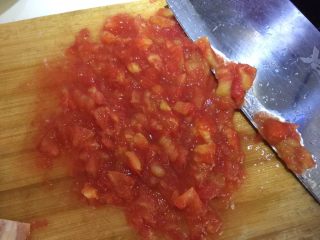 8、日式双茄意面,番茄蒸好后去皮切碎