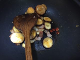 15、日式双茄意面,放入小辣椒一起翻炒