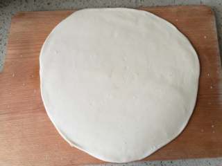 3、香蕉披萨,3.	取其中一个生胚，擀成圆形