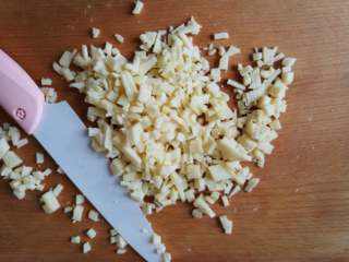 7、香蕉披萨,7.	马苏里拉奶酪提前取出，变柔软后用刀切成末