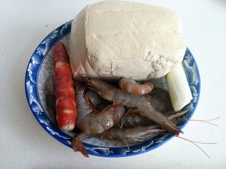 1、咸蛋黄腊肠豆腐,材料：豆腐、明虾、大葱、腊肠准备好待用