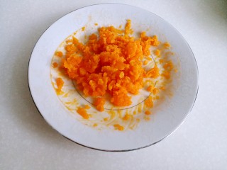 2、咸蛋黄腊肠豆腐,提前将鸭蛋黄放锅里蒸熟碾压碎