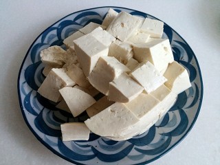 3、咸蛋黄腊肠豆腐,豆腐切块