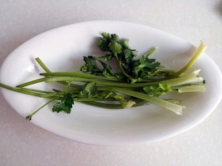 4、咸蛋黄腊肠豆腐,香菜洗干净待用