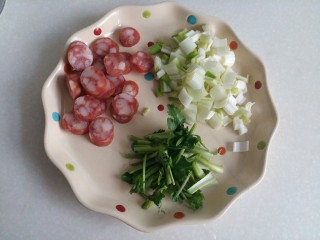 5、咸蛋黄腊肠豆腐,将腊肠切段、葱切粒、香菜切寸段