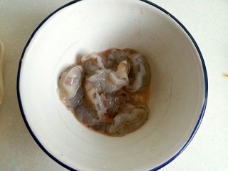 6、咸蛋黄腊肠豆腐,虾去壳及头尾、开背取出虾线，放入碗中倒入少许的花雕酒去腥，加入一小捏盐，在放入一小匙的淀粉，用手抓捏均匀。