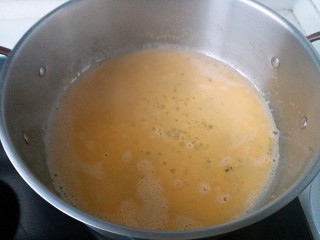 8、咸蛋黄腊肠豆腐,倒入半碗热水煮开约半分钟