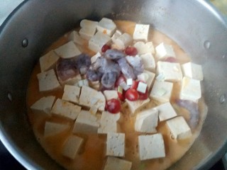 11、咸蛋黄腊肠豆腐,再将虾放入锅里煮开